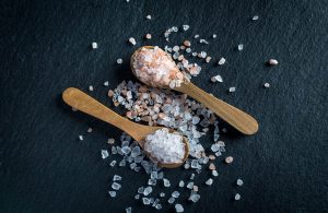 چگونه نمک بر سلامت قلب تأثیر می گذارد؟