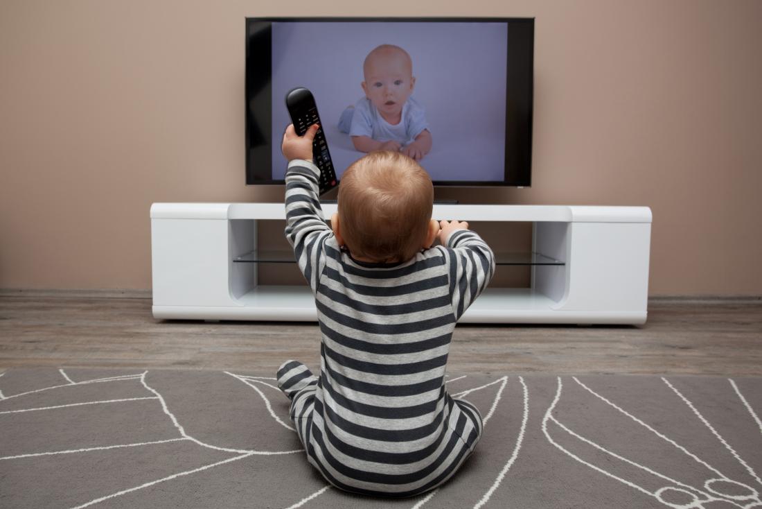 تماشای تلوزیون تا چه سنی برای کودکان ممنوع است؟