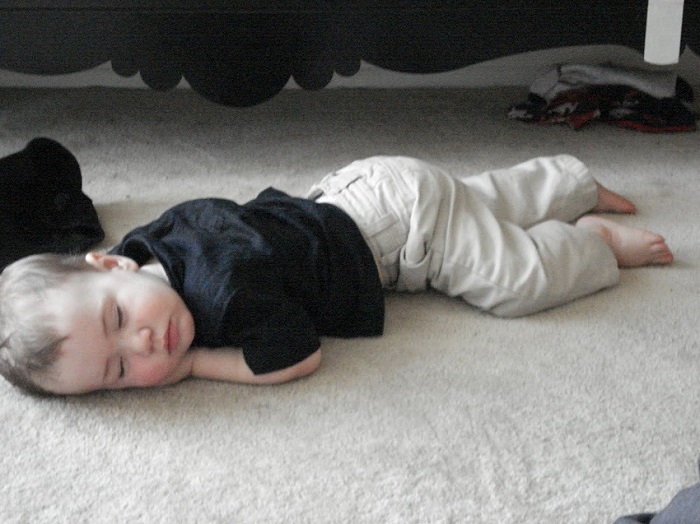 خوابیدن روی زمین برای کمردرد خوب است یا بد؟