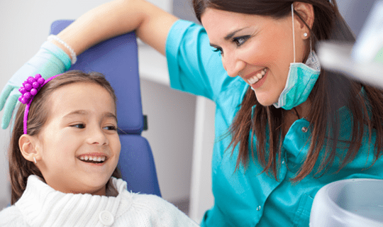 کودکان برای اولین‌بار از چه سنی باید به دندانپزشکی مراجعه کنند؟